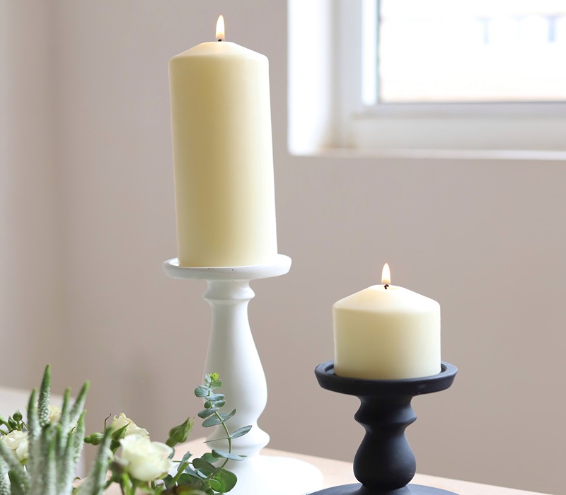 شمع استوانه ایی با پایه های مشکی سفید