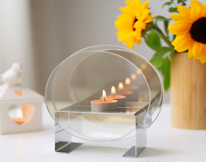 ایجاد نقطه کانونی با شمعهای بزرگ در کنار آینه یا میز کنسول