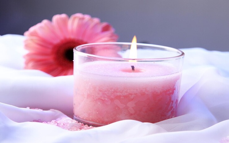 شمع شیشه ایی صورتی رنگ زیبا