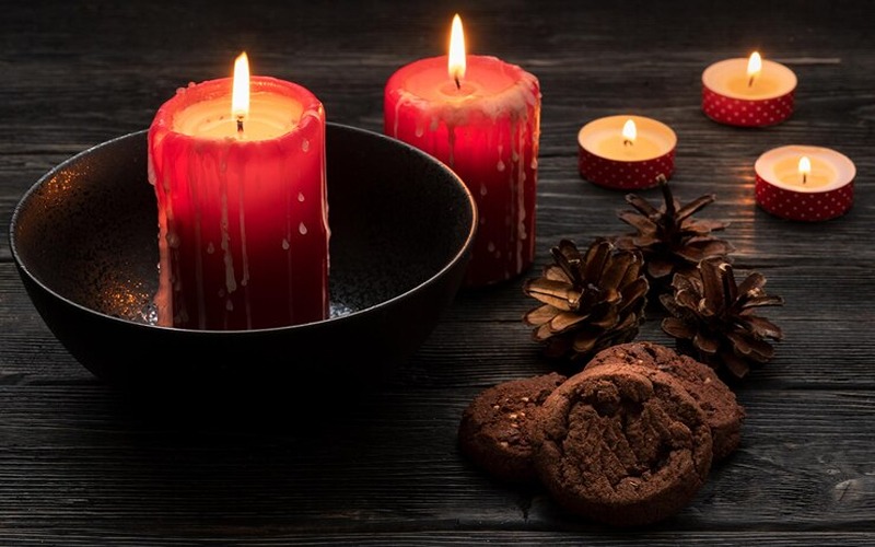 شمع استوانه ای قرمز در حال سوختن 