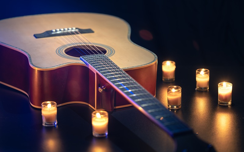 عکس شمع تزئینی کنار گیتار 